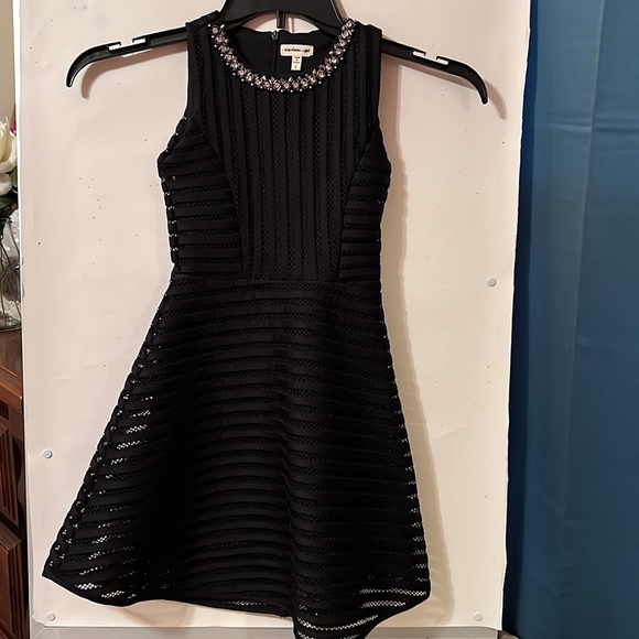 Little black dress with silver and rhinestone beaded neckline (J/T) - Picture 4 of 6